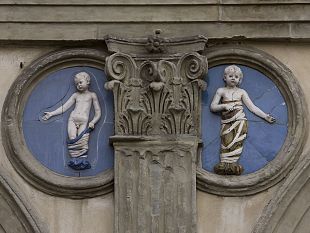 a-restauro-i-putti-di-andrea-della-robbia-simbolo-dellistituto-degli-innocenti