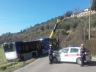 ha-sbagliato-strada-autista-del-bus-finisce-in-un-campo
