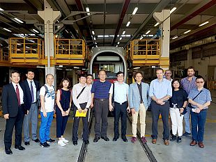 tramvia-di-firenze-tecnici-da-gest-in-vista-di-un-tram-per-new-taipei-city