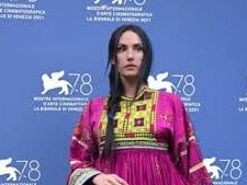 la-scultrice-elisa-morucci-in-abito-afgano-per-i-diritti-delle-don
