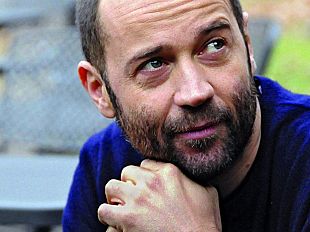 a703011348-uno-su-due-domani-esce-al-cinema-il-film-regia-di-eugenio-cappuccio-in-cui-fabio-volo-e-protagonista-br-presentazione-ore-1700-a-melbookstore-seeber-via-de-cerretani-16r