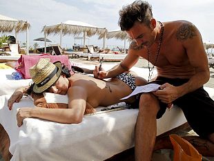 b208250120-il-topless-per-la-mamma-burlesque-d-italia-al-beach-club