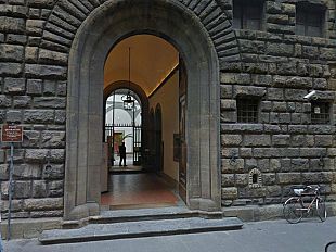 b312202316-inps-il-presepe-politico-nella-sede-regionale