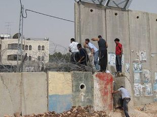 a804231355-palestina-mostra-di-fotografie-documenti-e-testimonianze-dal-1-al-15-maggio-dalle-ore-10-00-alle-17-00-ai-magazzini-del-sale-di-siena