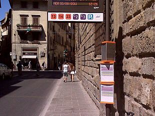 b402241409-dimesso-da-santa-maria-nuova-viene-rapinato-mentre-aspetta-l-autobus