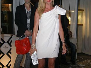 b107312038-tanti-ospiti-in-bianco-al-white-night-party