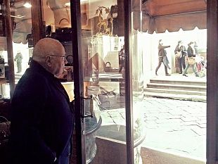 b402211348-bancarelle-sotto-al-vasariano-devastanti-per-l-estetica