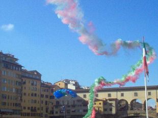a811092102-firenze-incontra-le-forze-armate-lo-spettacolo-dei-paracadutisti-sotto-il-ponte-vecchio