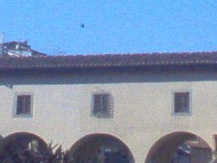 a811091855-lancio-di-paracadutisti-al-ponte-vecchio-atterraggio-d-emergenza-per-un-para