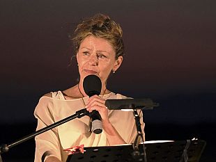 amanda-sandrelli-in-un-abito-chiaro-dedicato-alla-strage-di-ustica