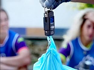 women-viola-raccolgono-150-kg-di-spazzatura-in-unora