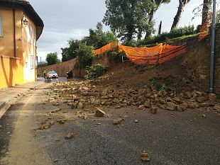 traffico-in-tilt-al-galluzzo-per-i-cantieri-e-il-crollo-di-un-muro-in-via-torre-del-gallo