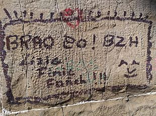 turista-di-60-anni-scrive-con-un-pennarello-sul-ponte-vecchio