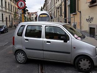 tramvia-appello-di-palazzo-vecchio-a-non-sostare-sui-binari