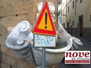 firenze-colpita-la-fontana-restaurata-il-senso-civico-e-social