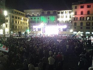 firenze-20-mila-ieri-sera-in-piazza-della-signoria