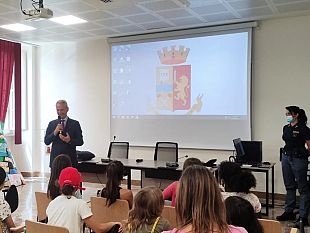 giovani-studenti-a-lezione-con-la-polizia-di-stato