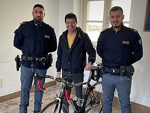 bici-rubata-di-ingente-valore-nascosta-in-una-siepe