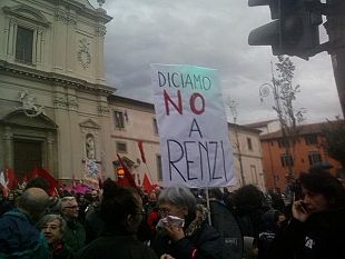 scontri-alla-manifestazione-per-il-no-alle-politiche-del-governo-renzi