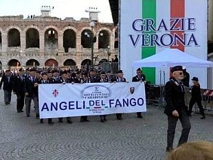 i-carabinieri-angeli-del-fango-1966