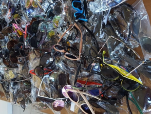 sul-mare-della-toscana-sequestrati-occhiali-da-sole-contraffatti