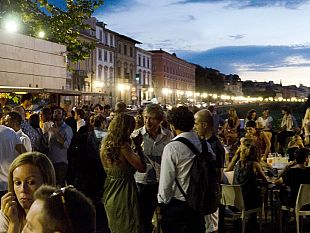 rificolona-sulle-rive-dellarno-lanterne-galleggianti-per-la-festa-del-7-settembre