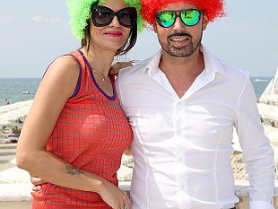 parrucche-colorate-e-un-tuffo-multicolore-per-nicco-and-friends