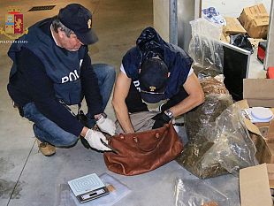 blitz-della-polizia-in-un-parcheggio-sotterraneo-a-novoli