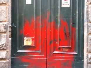 vandali-a-firenze-sfregio-a-una-agenzia-di-affitti-turistici