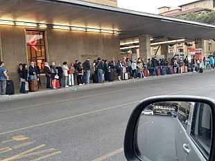 aspettando-autobus-e-taxi-ponti-di-lunghe-code-a-firenze