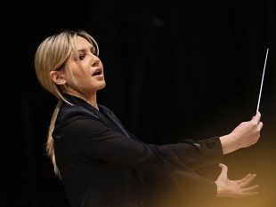 vanessa-benelli-mosell-sul-podio-dellorchestra-da-camera-fiorentina