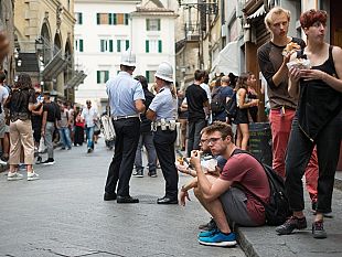 a-firenze-un-bicchiere-di-vino-con-un-panino-puo-costare-500-euro-la-felicita