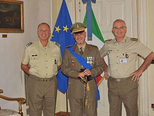 b209131608-il-generale-adami-accoglie-un-nuovo-comandante-di-reparto