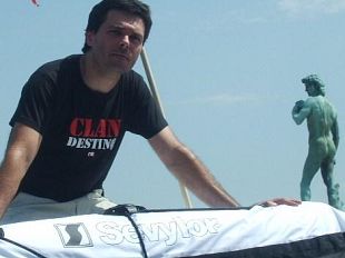 a907261553-protesta-un-gommone-a-piazzale-michelangelo