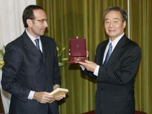 a912141907-gonfalone-a-harry-wu-testimone-dell-orrore-cinese