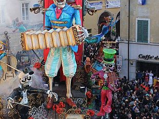 jova-beach-party-che-collabora-con-il-wwf-nel-massimo-rispetto-e-attenzione-per-lambiente-anche-il-carnevale-di-viareggio