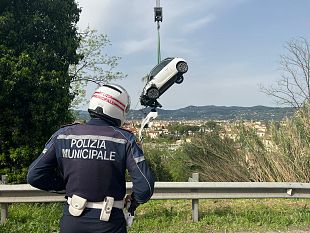 vola-di-sotto-dal-viadotto-marco-polo-lascia-lauto-e-torna-a-casa