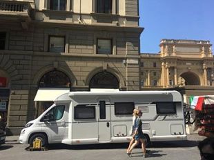 parcheggiano-camper-vicino-a-piazza-della-repubblica-turisti-inglesi-multati