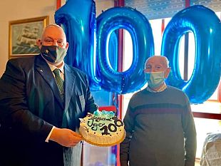 la-torta-del-sindaco-per-lex-dipendente-comunale-che-fa-100-anni