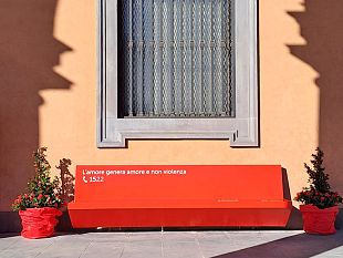 una-nuova-panchina-rossa-a-firenze-contro-la-violenza-sulle-donne