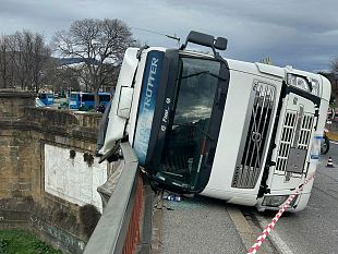 ponte-alla-vittoria-tir-si-inclina-e-si-adagia-sulla-spalletta
