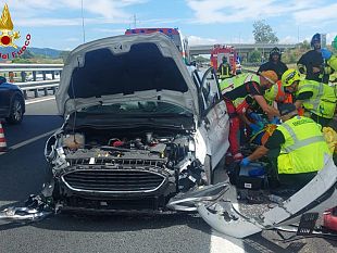 lucca-vettura-con-cinque-persone-a-bordo-si-ribalta