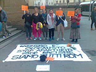 rom-di-firenze-in-corteo-nella-stazione-di-santa-maria-novella
