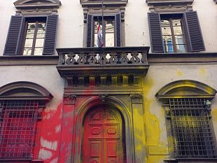 atto-vandalico-alla-regione-toscana-imbrattato-il-palazzo