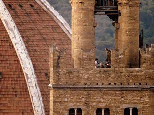 firenze-la-torre-di-arnolfo-diventa-set-musicale