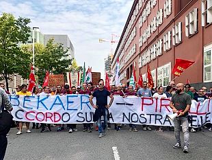 presidio-dei-lavoratori-bekaert-di-figline-sotto-la-sede-di-pirelli-a-milano