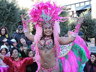 domenica-novoli-si-tinge-dei-colori-del-carnevale-di-pace