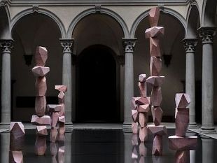 superflex-in-palazzo-strozzi-otto-colonne-che-fanno-riflettere