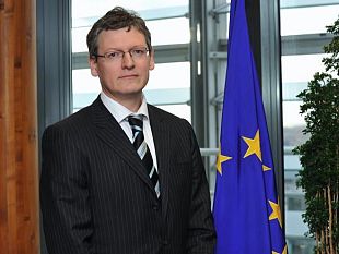 il-commissario-ue-andor-a-firenze-per-parlare-e-incontrare-i-giovani