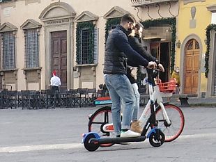 in-monopattino-senza-casco-prime-multe-a-firenze